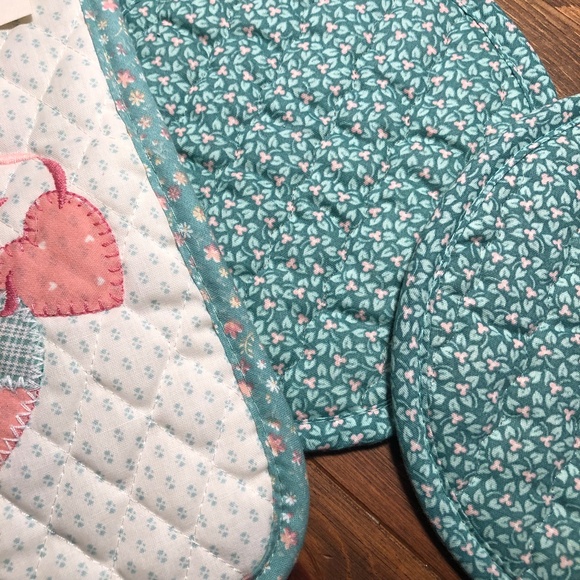Victorian Hearts Kitchen Towels & Two Oven Mitts + HomeSweetHome Potholders - Picture 7 of 11